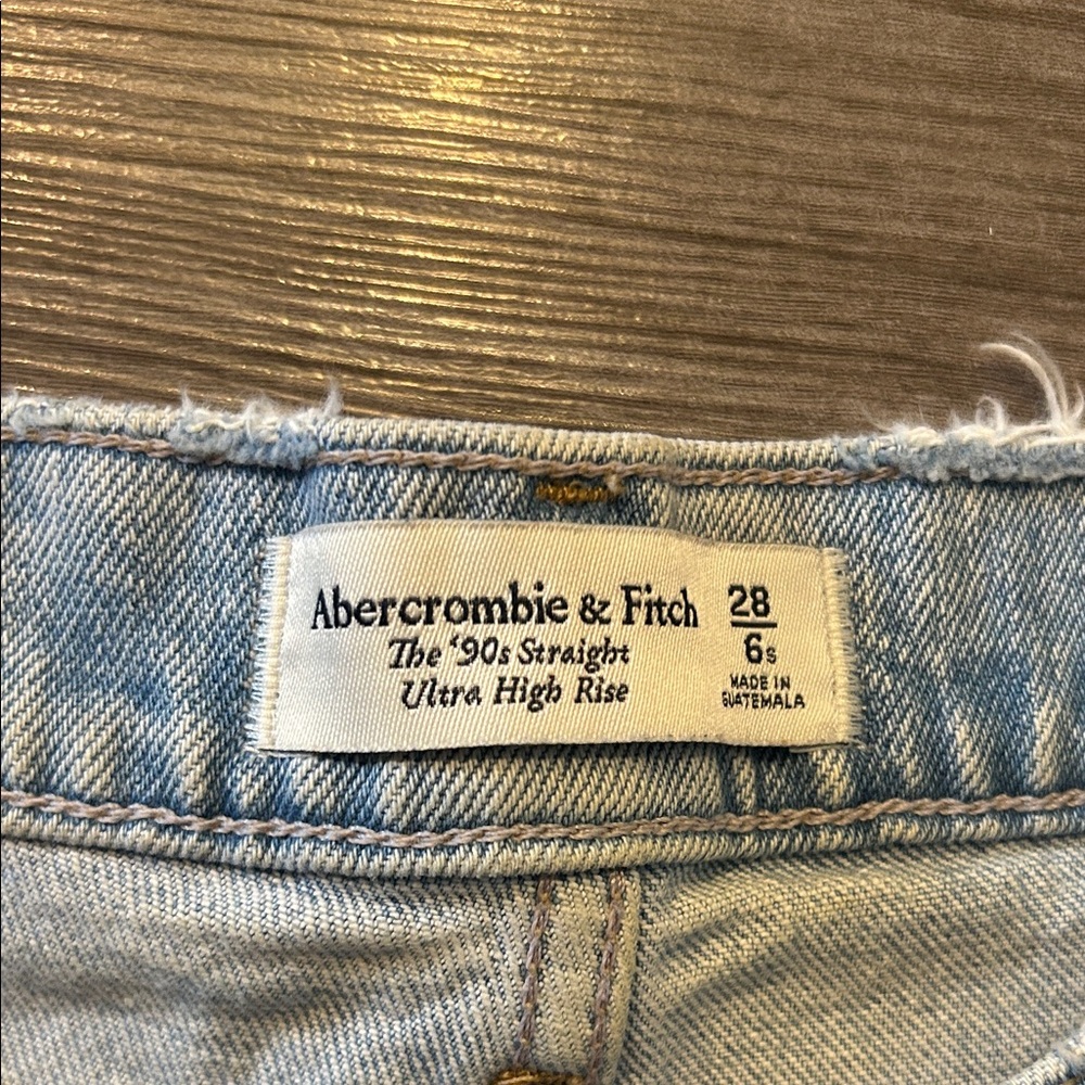 Abercrombie & Fitch Women's Light Wash Straight Leg Jeans - Picture 2 of 2